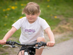 dievčatko na bicykli