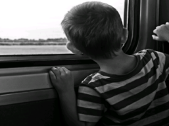 chlapec vo vlaku
