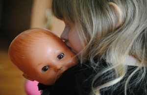 dievča s bábikou