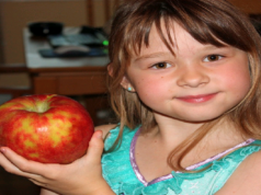 dievča a jablko