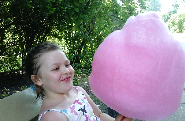 dieťa a cukrová vata