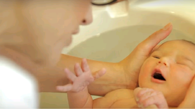 sestrička kúpe dieťa