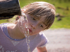 dievča pije vodu