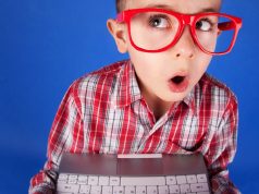 chlapec s počítačom