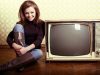 žena televízor