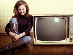 žena televízor